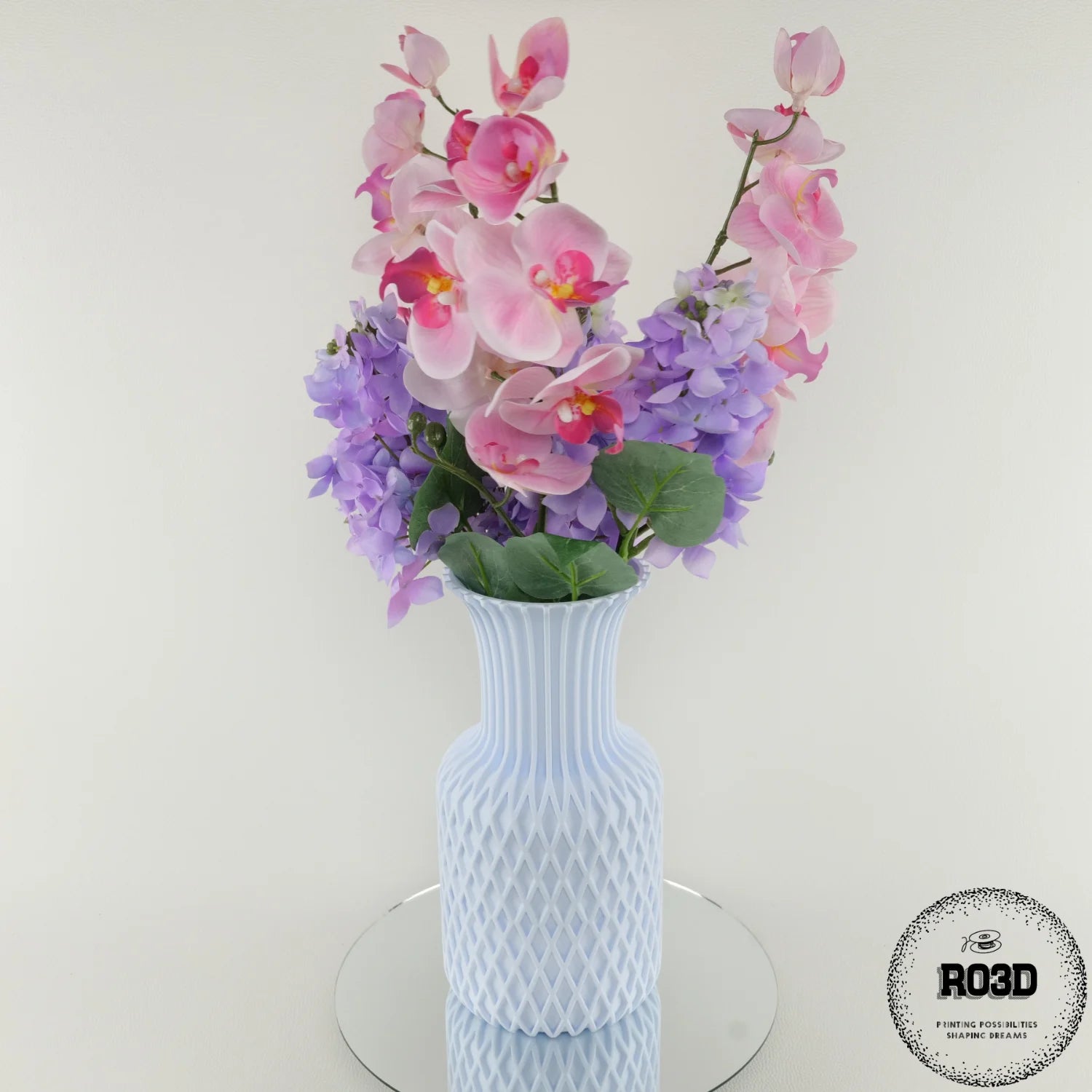 Juno - perspectivă design geometric elegant cu suprafețe netede, vază decorativă statement pentru aranjamente botanice
