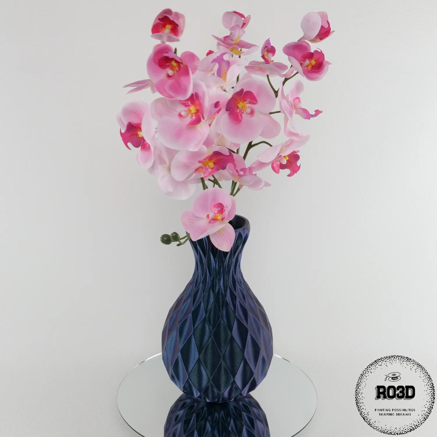 Facet Diamond - detaliu design geometric diamant cu linii fațetate distinctive, vază decorativă modernă pentru plante artificiale, RO3D
