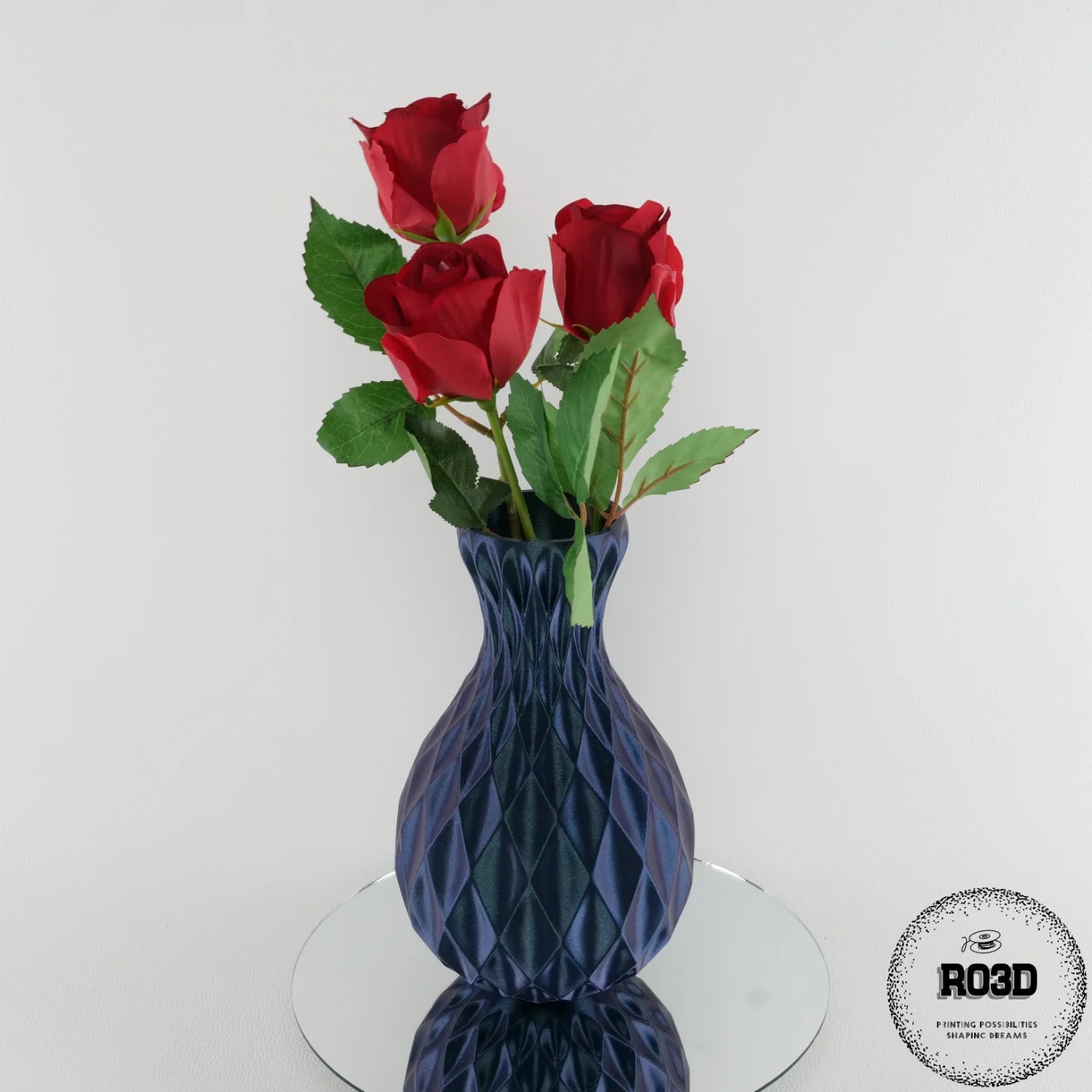 Facet Diamond - perspectivă design geometric diamant cu suprafețe fațetate, vază decorativă statement pentru aranjamente botanice