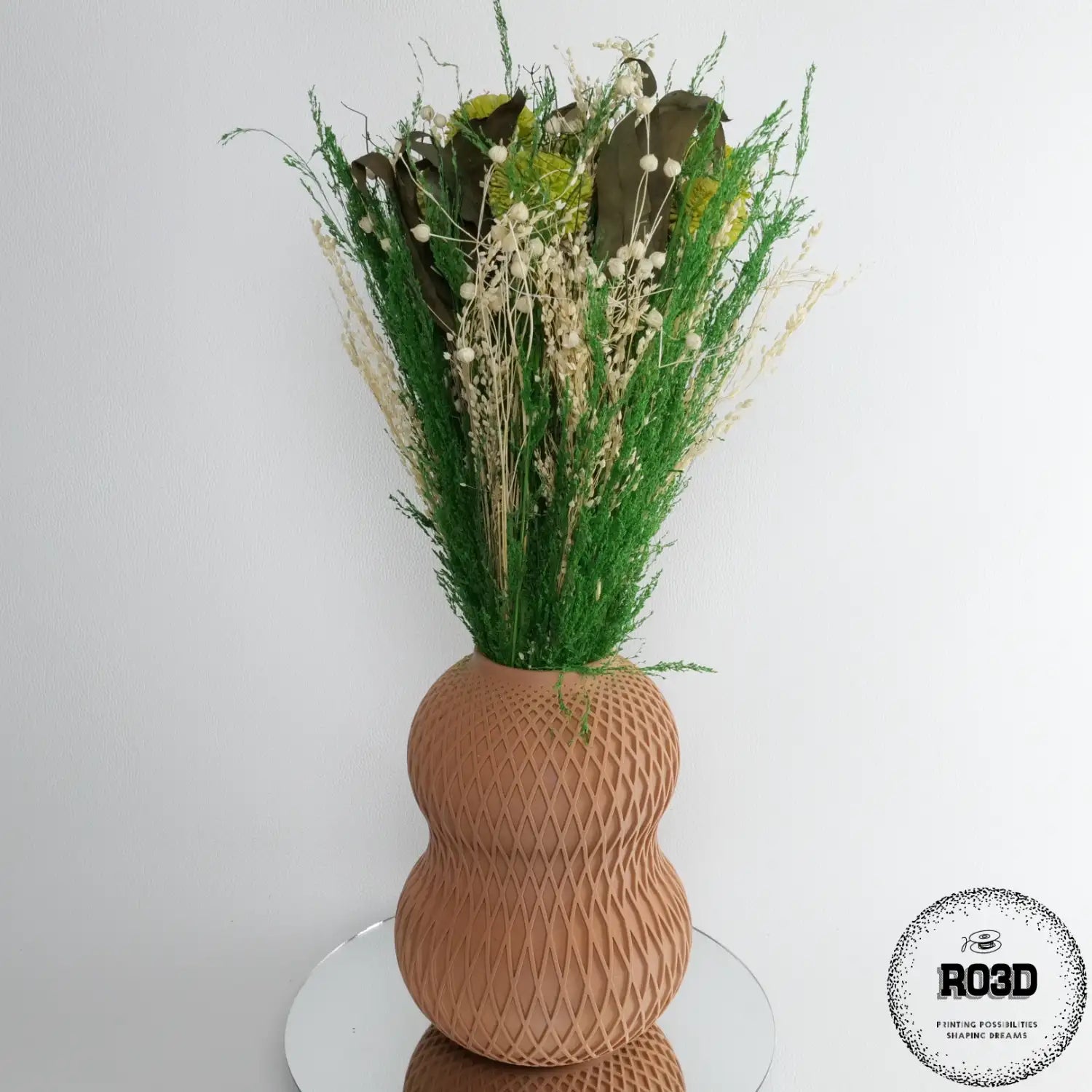 Vase Facet - perspectivă design geometric fațetat cu suprafețe angulare, vază decorativă statement pentru aranjamente botanice