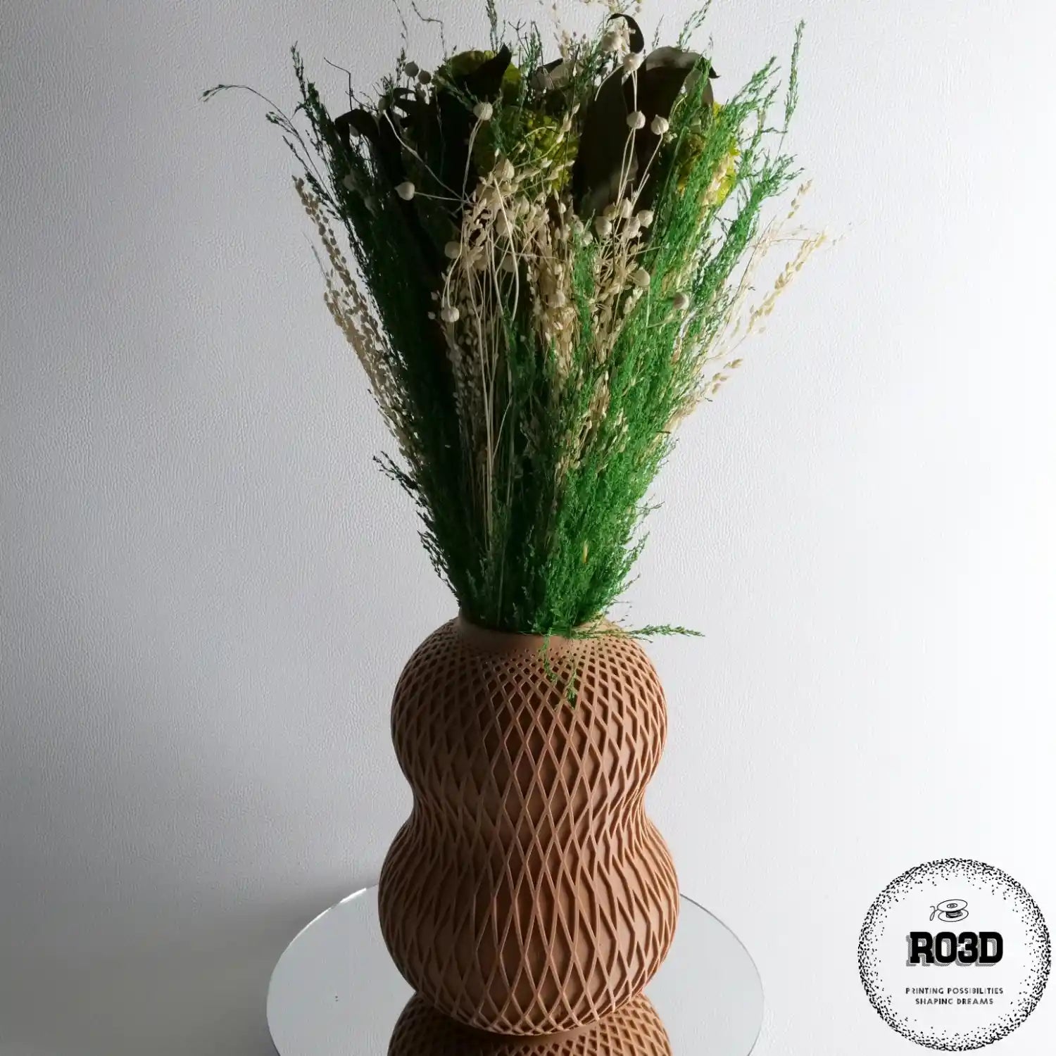 Vase Facet - detaliu textură geometrică fațetată, vază 3D modernă cu linii angulare pentru decor interior contemporan