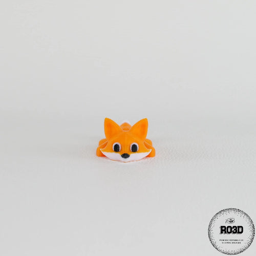 Vulpe articulată - detaliu blană portocalie și corp segmentat