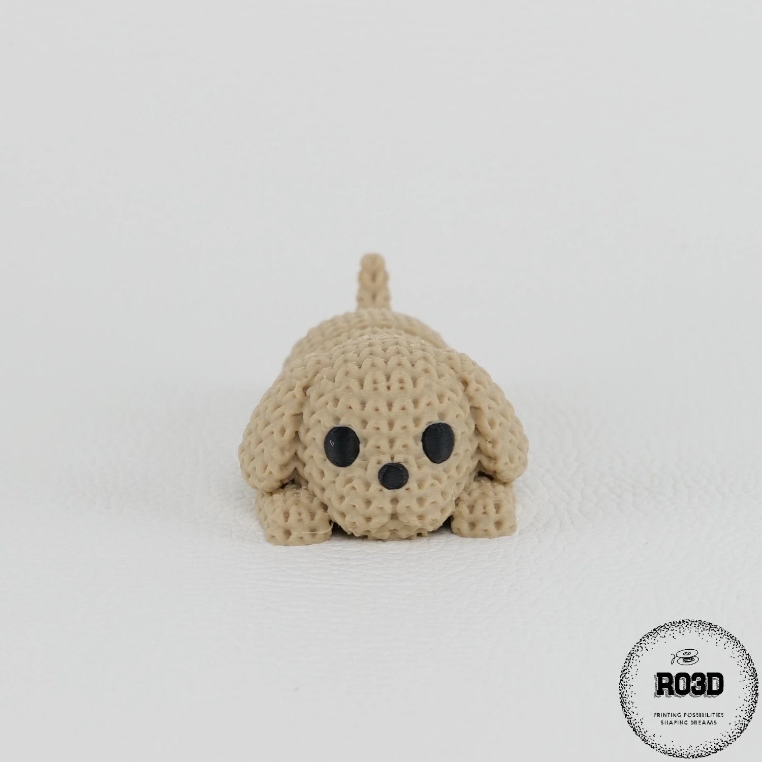 Câine fidget toy articulat cu breloc - vedere laterală design croșetat