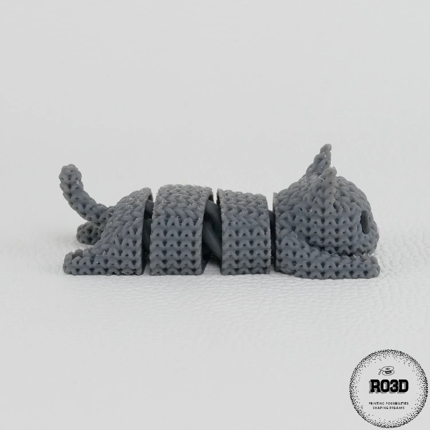 Pisică croșetată printată 3D - detalii expresie prietenoasă și calitate premium