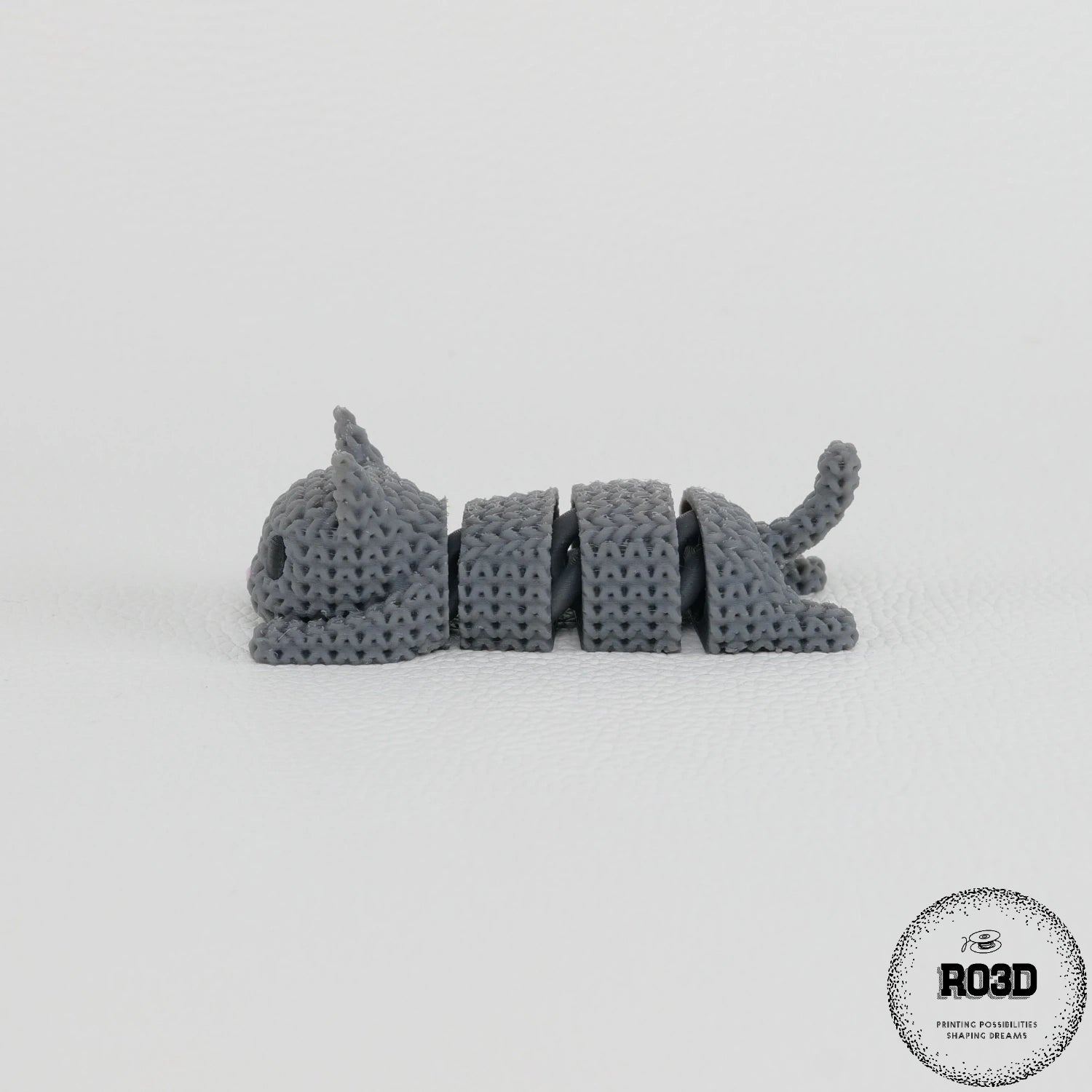 Pisică decorativă articulată croșetată - cadou perfect pentru iubitorii de pisici