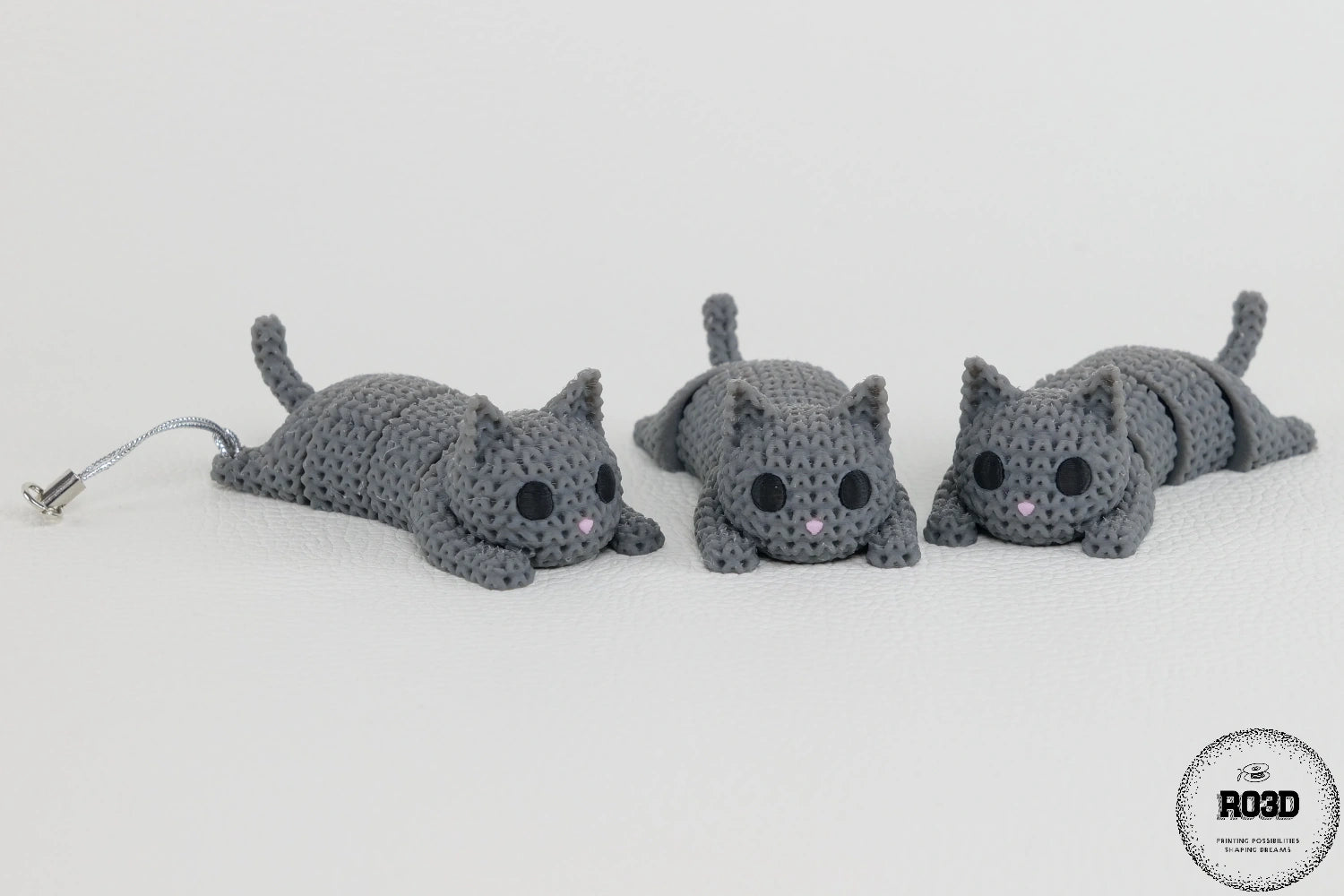 Pisică fidget toy articulată cu breloc - vedere laterală design croșetat