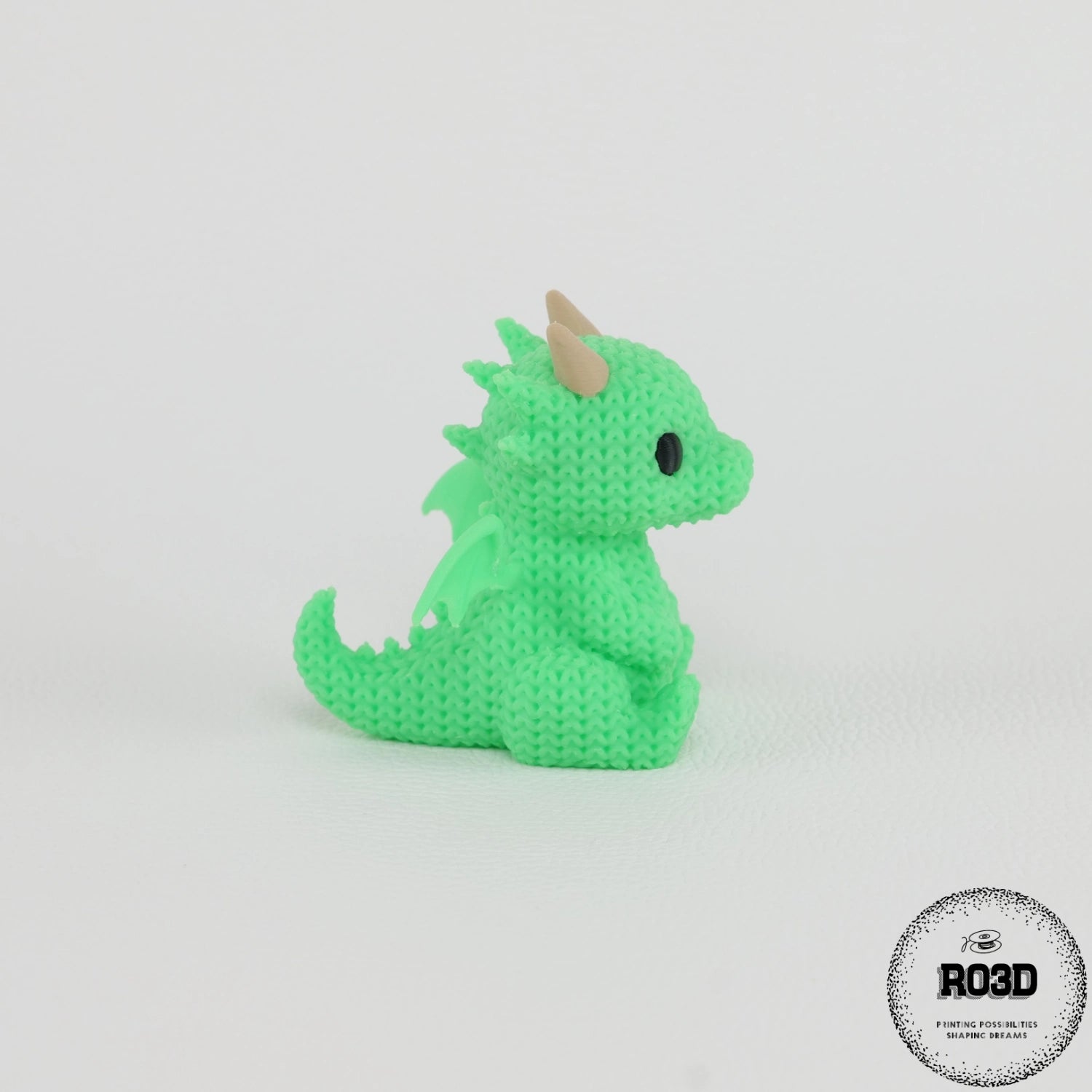 Knitted Dragon - poziție cu aripi deschise, demonstrație flexibilitate și textură tricotată premium