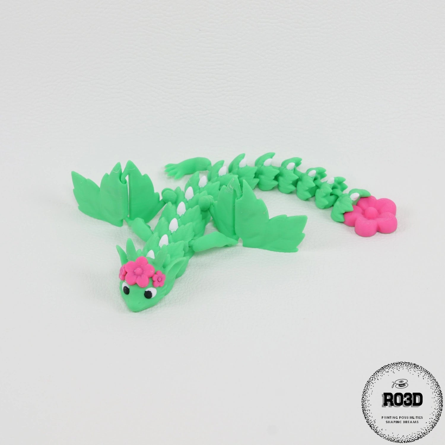 Dragon articulat Blossom - vedere laterală cu detalii florale, figură 3D de calitate superioară RO3D