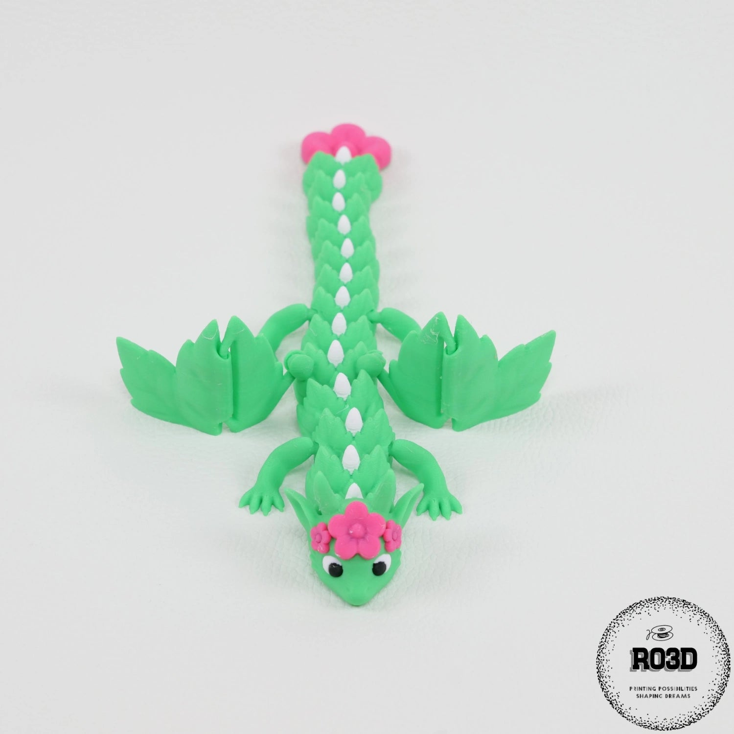 Dragon floral Blossom - poziție cu aripi deschise, demonstrație articulații flexibile și design floral premium
