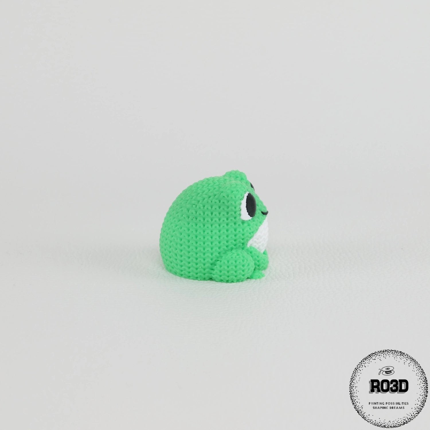 Broscuță Knitted Frog - detaliu cap și corp cu textură croșetată premium