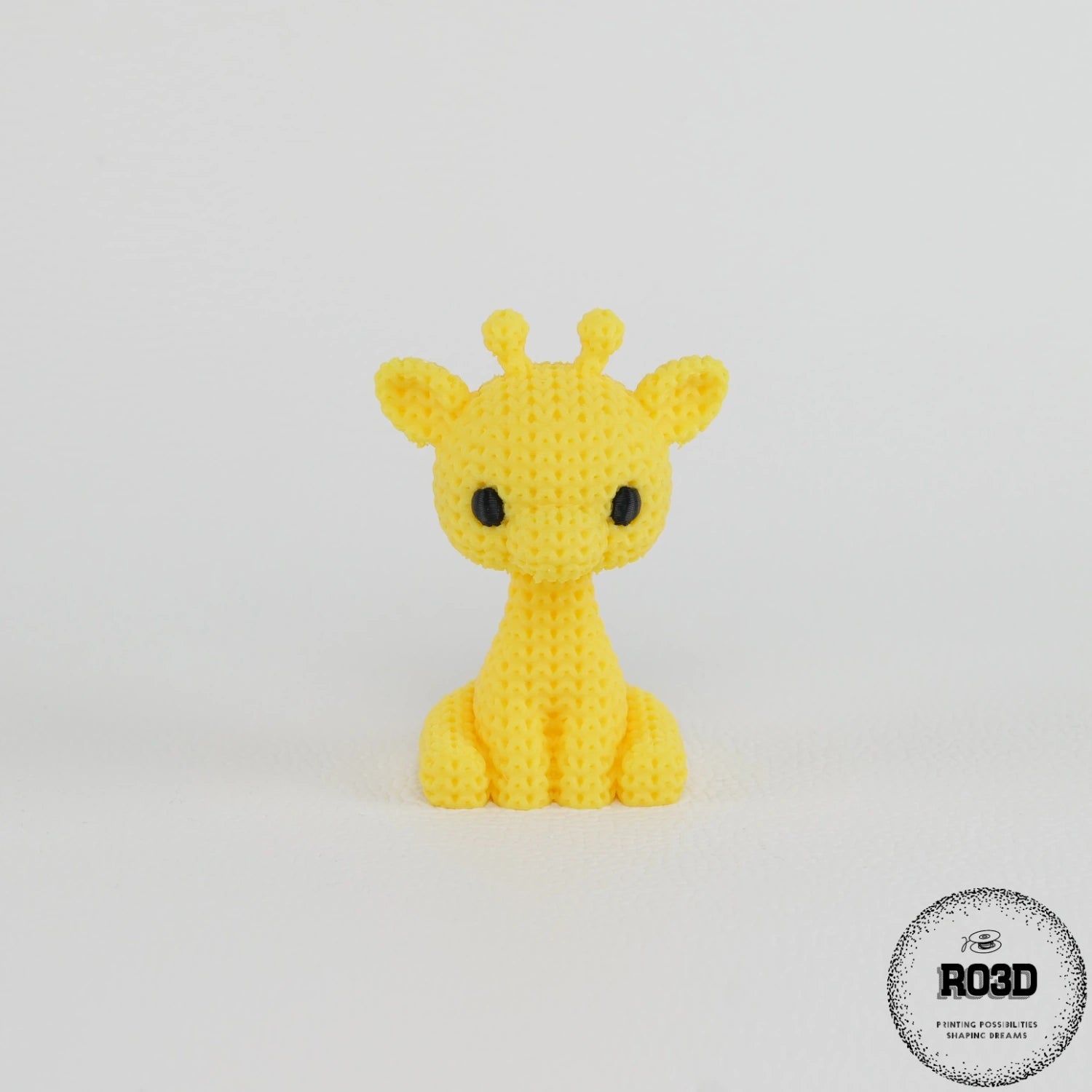 Knitted Giraffe figurină 3D - vedere laterală profil stânga gât lung și detalii croșetate
