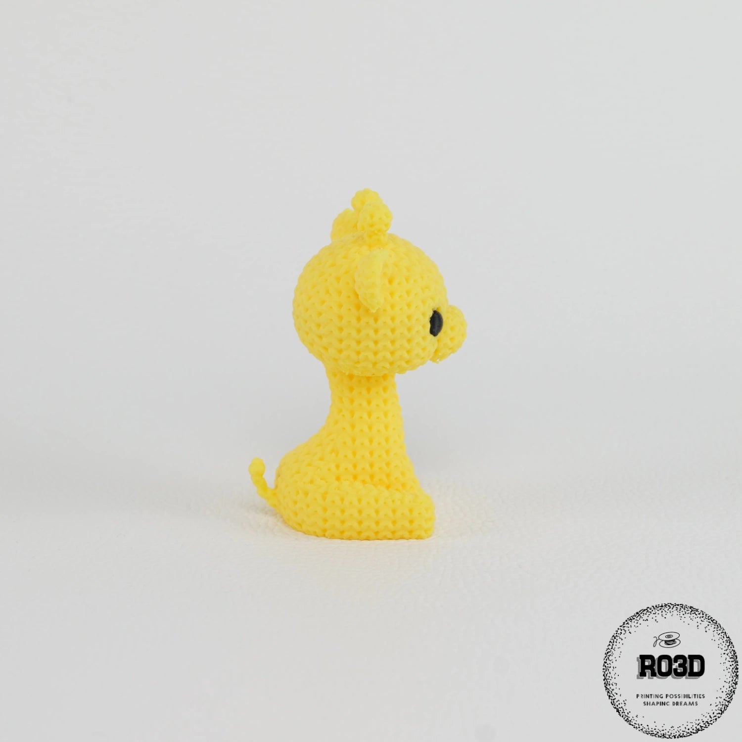 Knitted Giraffe figurină 3D - vedere spate coadă și picioare lungi croșetate