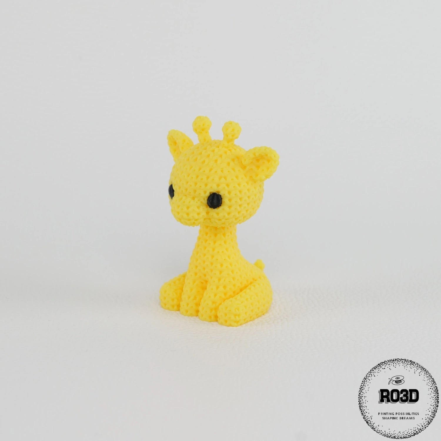 Knitted Giraffe figurină 3D - vedere detaliu cap expresiv cu ochi mari și zâmbet blând
