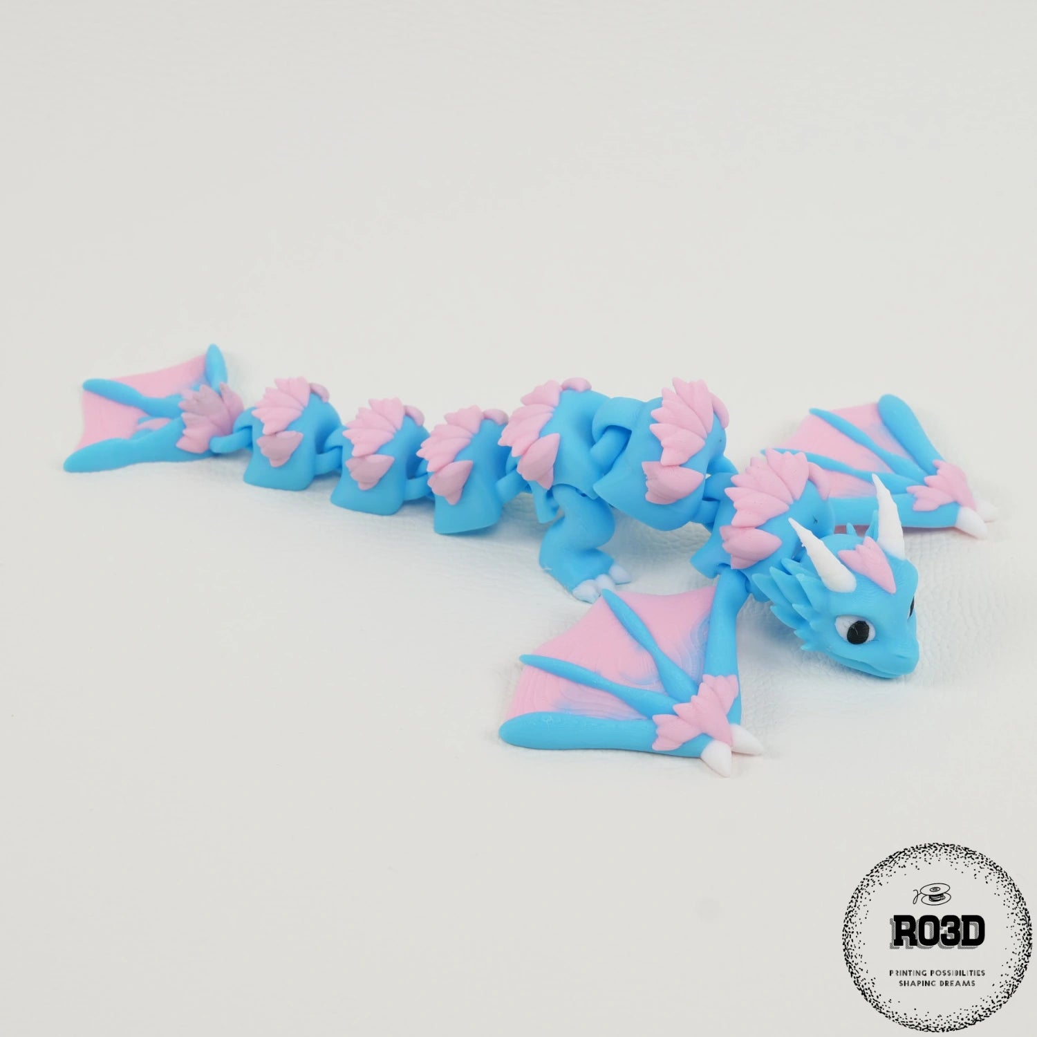 Tasskak Dragon - Dragon Articulat 3D, vedere perspectivă cu aripi articulate și gheare ascuțite