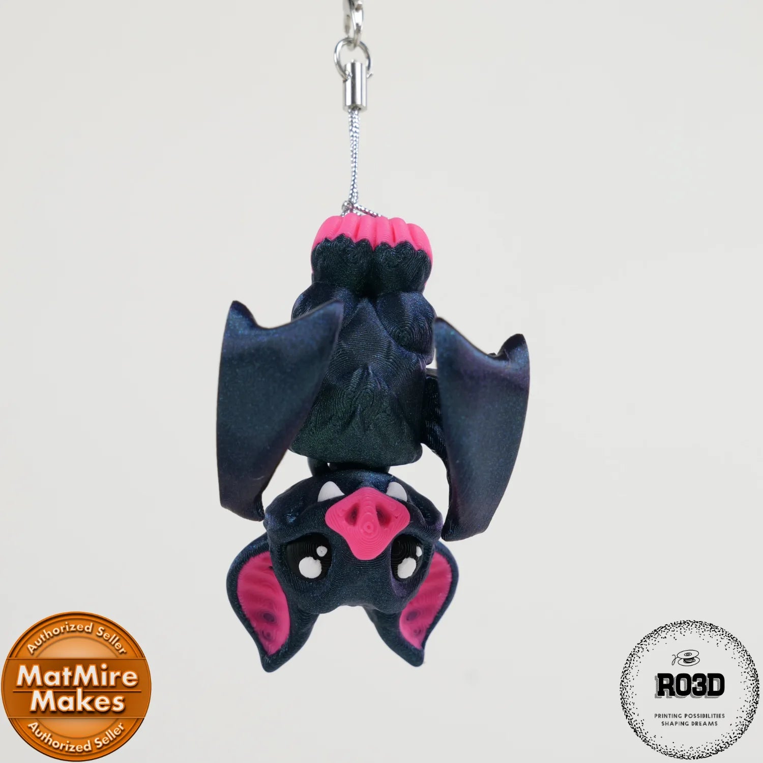 Mini Vampire Bat - Liliac Vampir Articulat 3D cu Breloc, vedere frontală cu ochi mari expresivi și aripi articulate