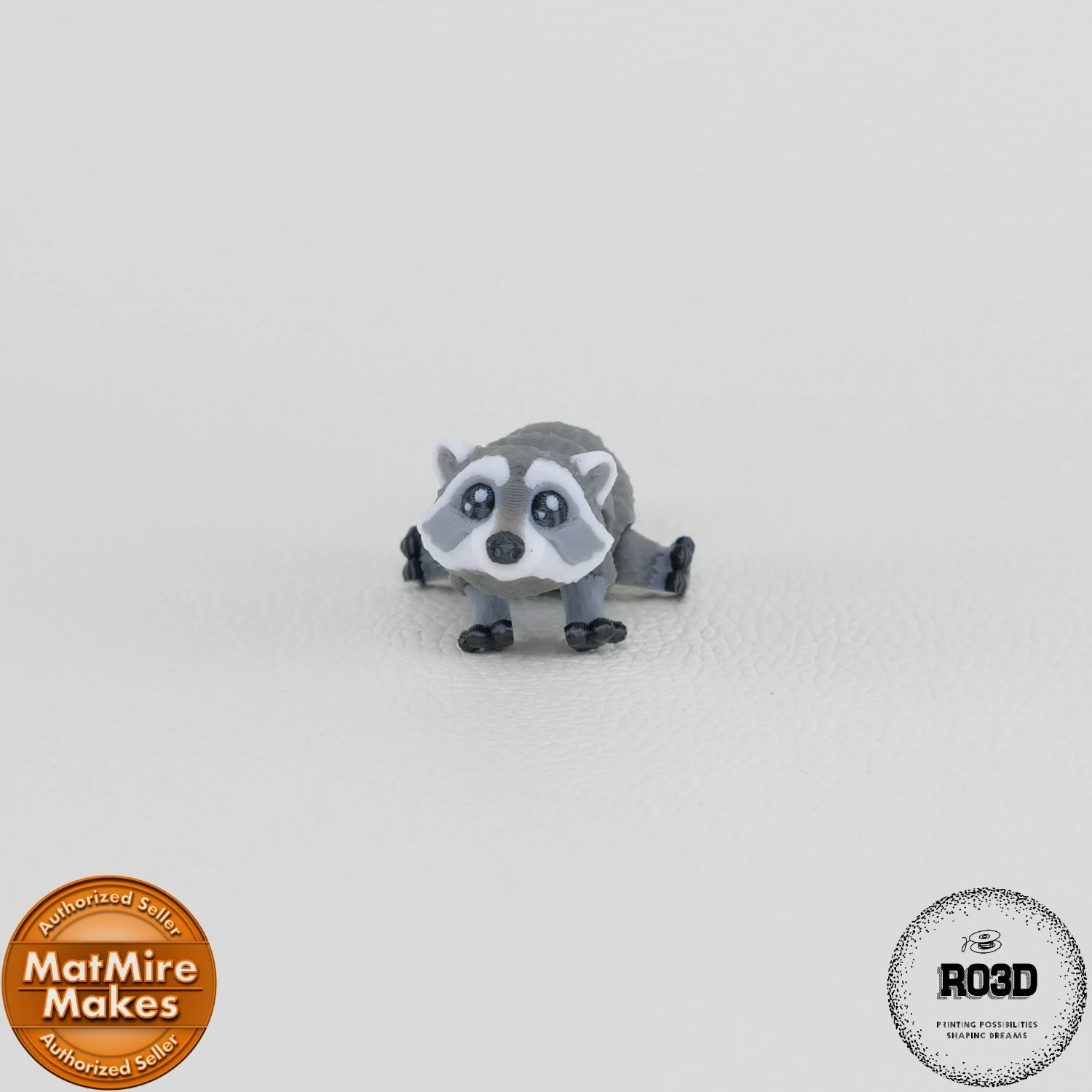 Mini Raccoon - Raton Articulat 3D Adorabil, vedere frontală cu mască facială caracteristică și expresie simpatică