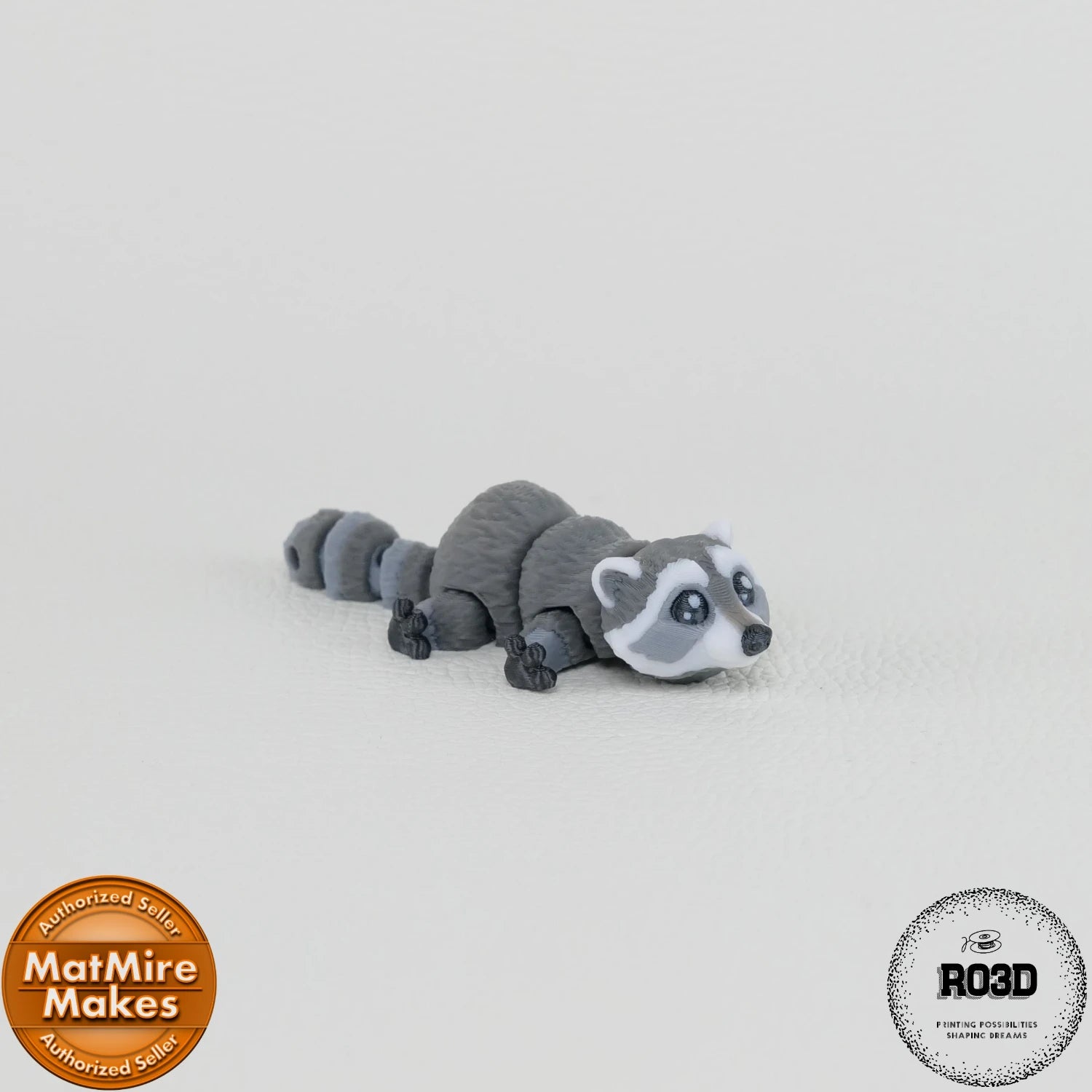 Mini Raccoon - Raton Articulat 3D Adorabil, vedere perspectivă cu ochi mari curioși și bot caracteristic