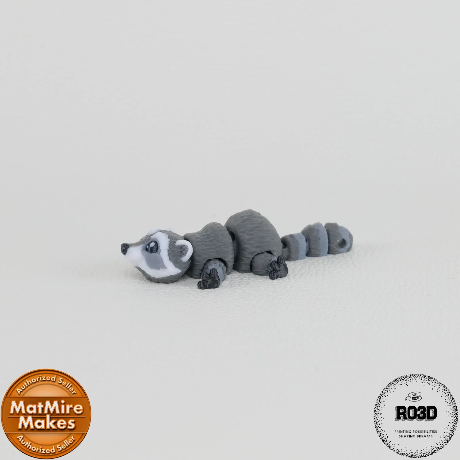 Mini Raccoon - Raton Articulat 3D, vedere laterală cu corp segmentat articulat și coadă inelată