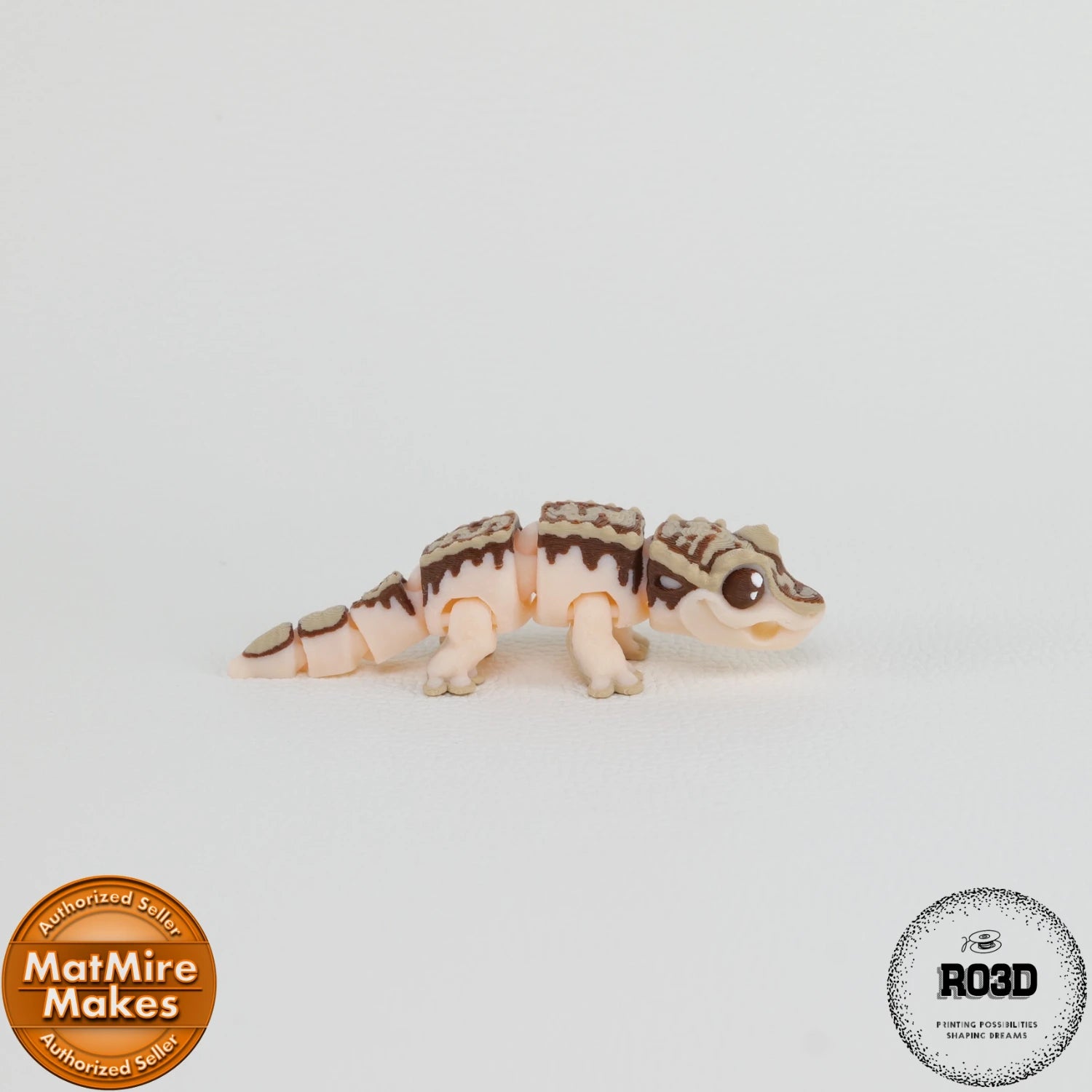 Crested Gecko - Gecko cu Creastă Articulat 3D cu Breloc, vedere frontală cu ochi mari expresivi și cap triunghiular