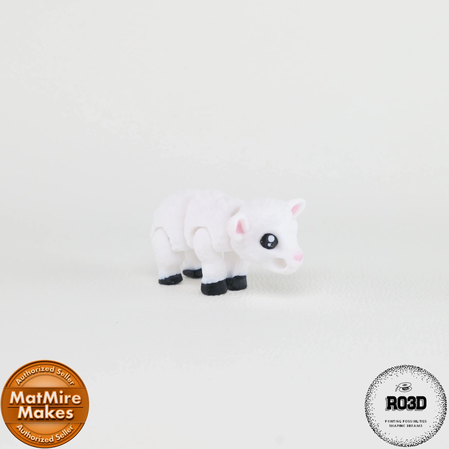 Mini Lamb - Miel Articulat 3D Adorabil, poziție jucăușă demonstrând flexibilitatea articulațiilor
