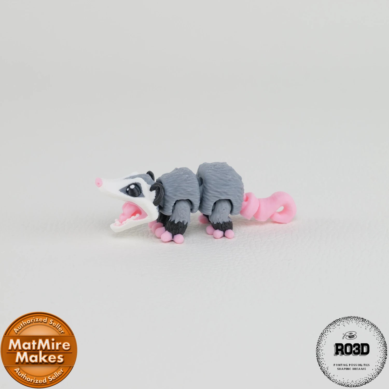 Mini Opossum - Oposum Articulat 3D cu Breloc, vedere laterală cu corp segmentat articulat și blană texturată