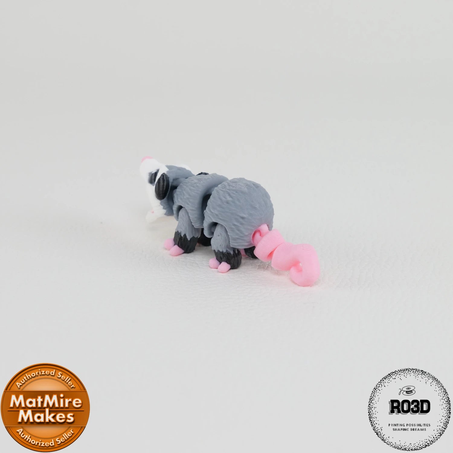Mini Opossum - Oposum Articulat 3D cu Breloc Keychain, detaliu apropiat cu expresie curioasă și inocentă
