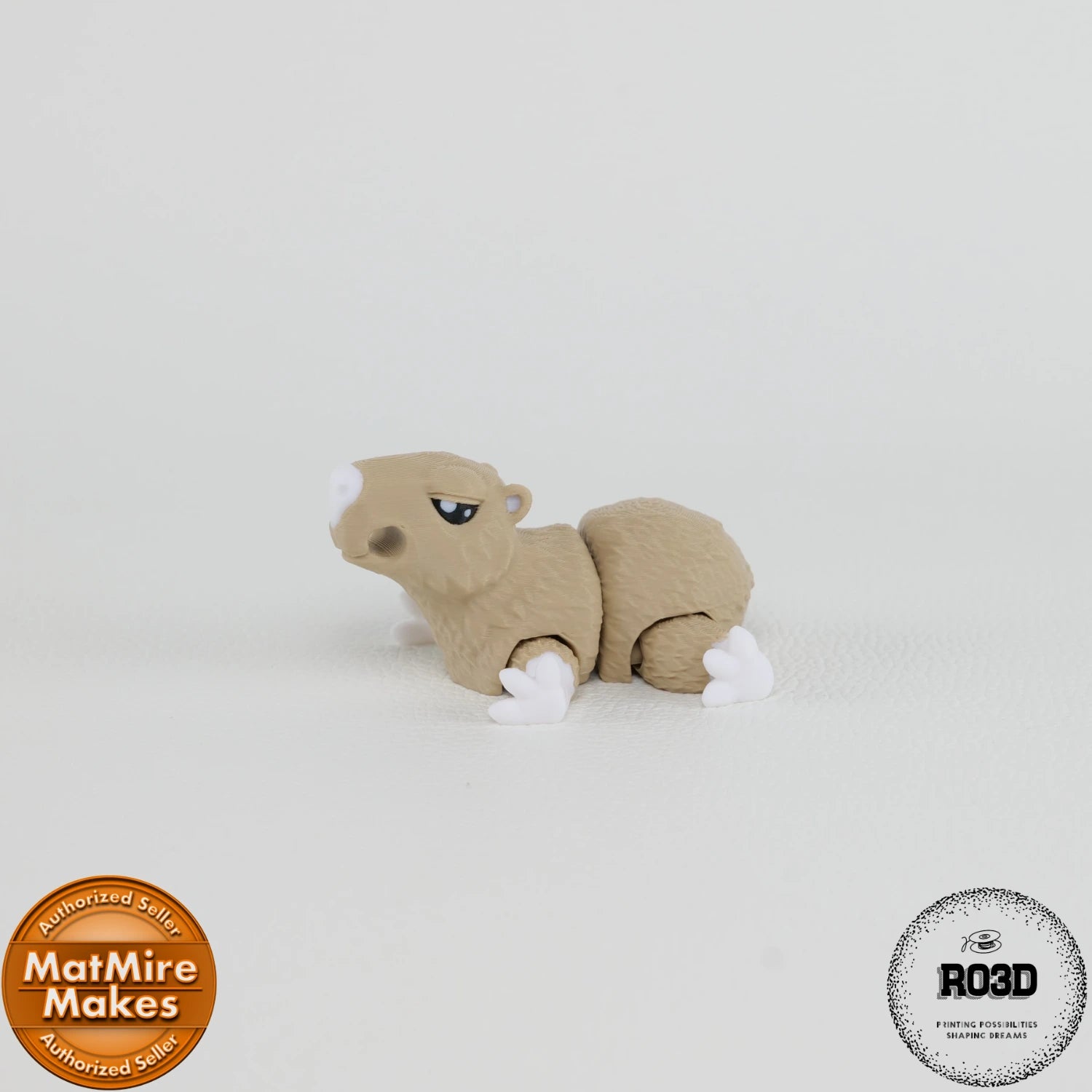 Mini Capybara - Capibară Articulată 3D cu Breloc, vedere laterală cu picioare scurte articulate și expresie calmă