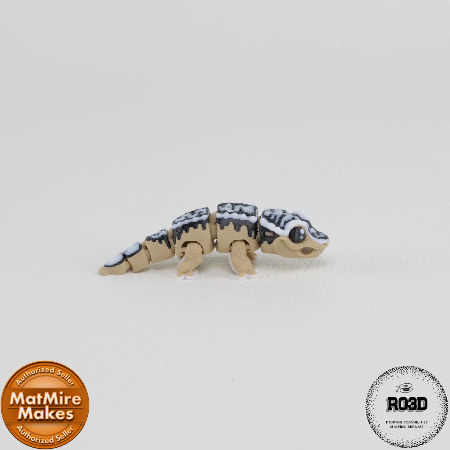Mini Crested Gecko - Gecko cu Creastă Articulat 3D cu Breloc Keychain, vedere detaliu expresie calmă și trăsături faciale