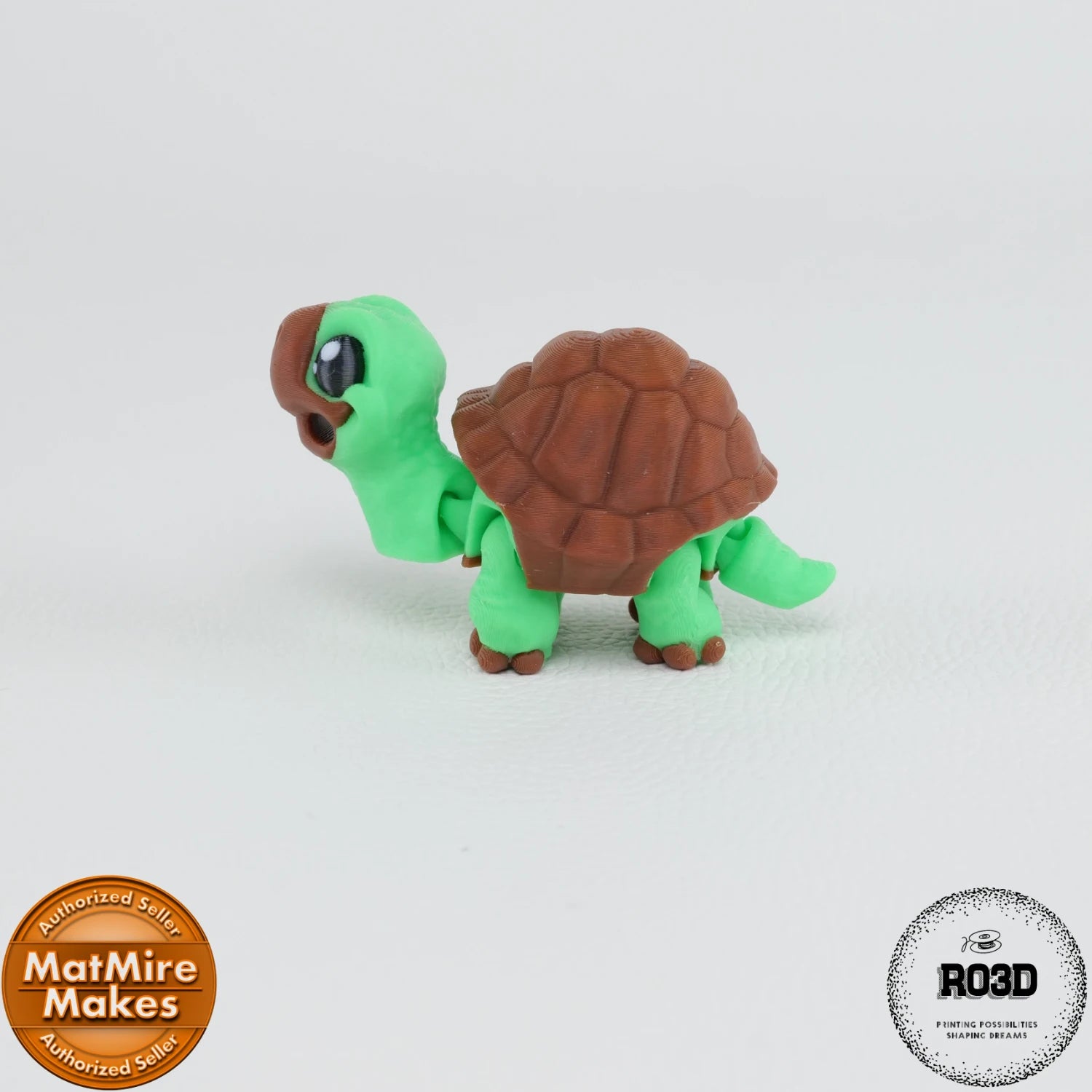 Mini Tortoise - Broască Țestoasă Articulată 3D cu Breloc, vedere perspectivă cu cap expresiv și cochilie iconică