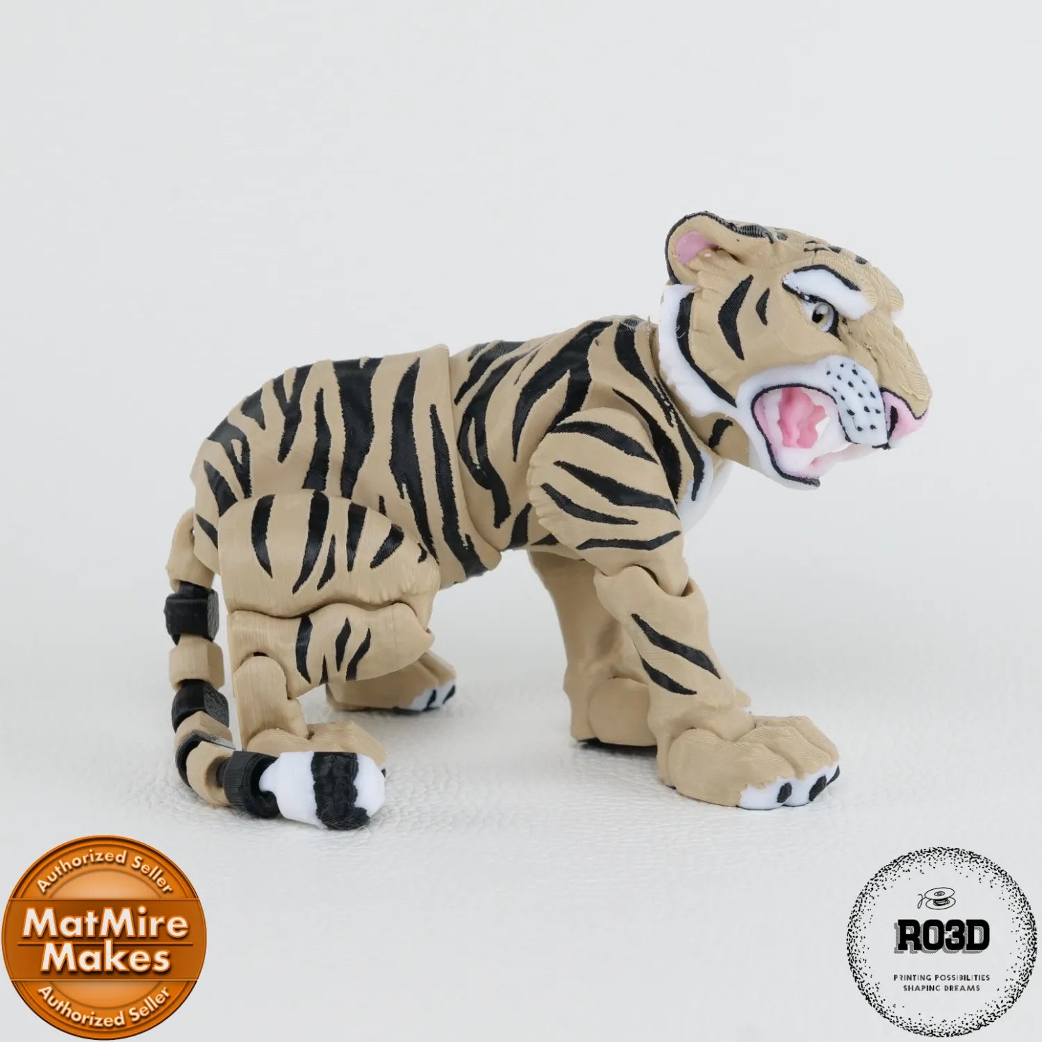 Tiger Roaring - Tigru Articulat 3D, vedere frontală cu cap ridicat în răcnet și detalii faciale precise