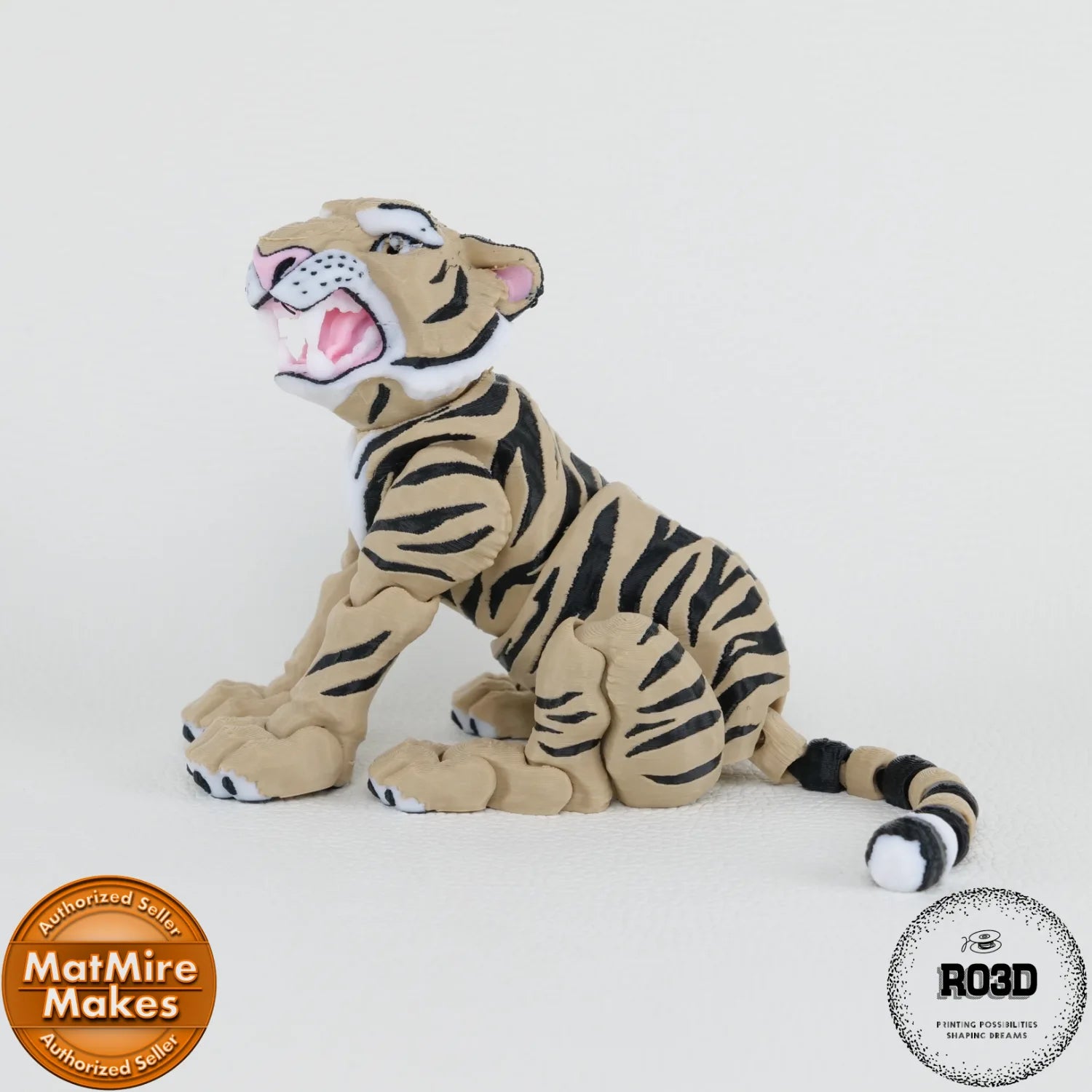 Tiger Roaring - Tigru Articulat 3D Răcnind Maiestuos, vedere perspectivă cu musculatura puternică și membre articulate