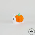 Pumpkin Snail - Melc Dovleac Croșetat 3D, vedere laterală cu detalii festive Halloween și expresie adorabilă
