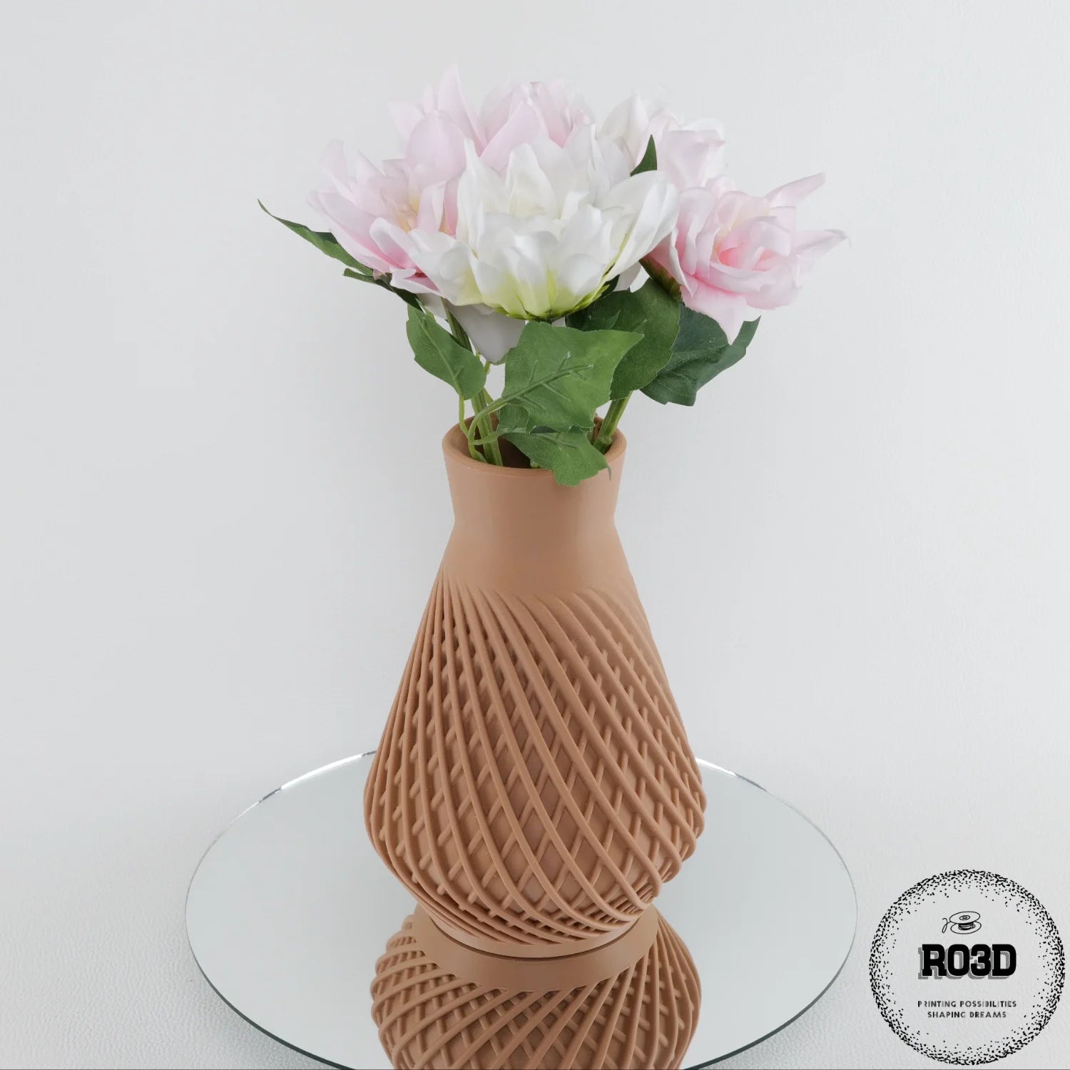 Vaza Influx - Vază 3D Geometric Modern, vedere de ansamblu cu flux geometric și suprafețe netede elegante