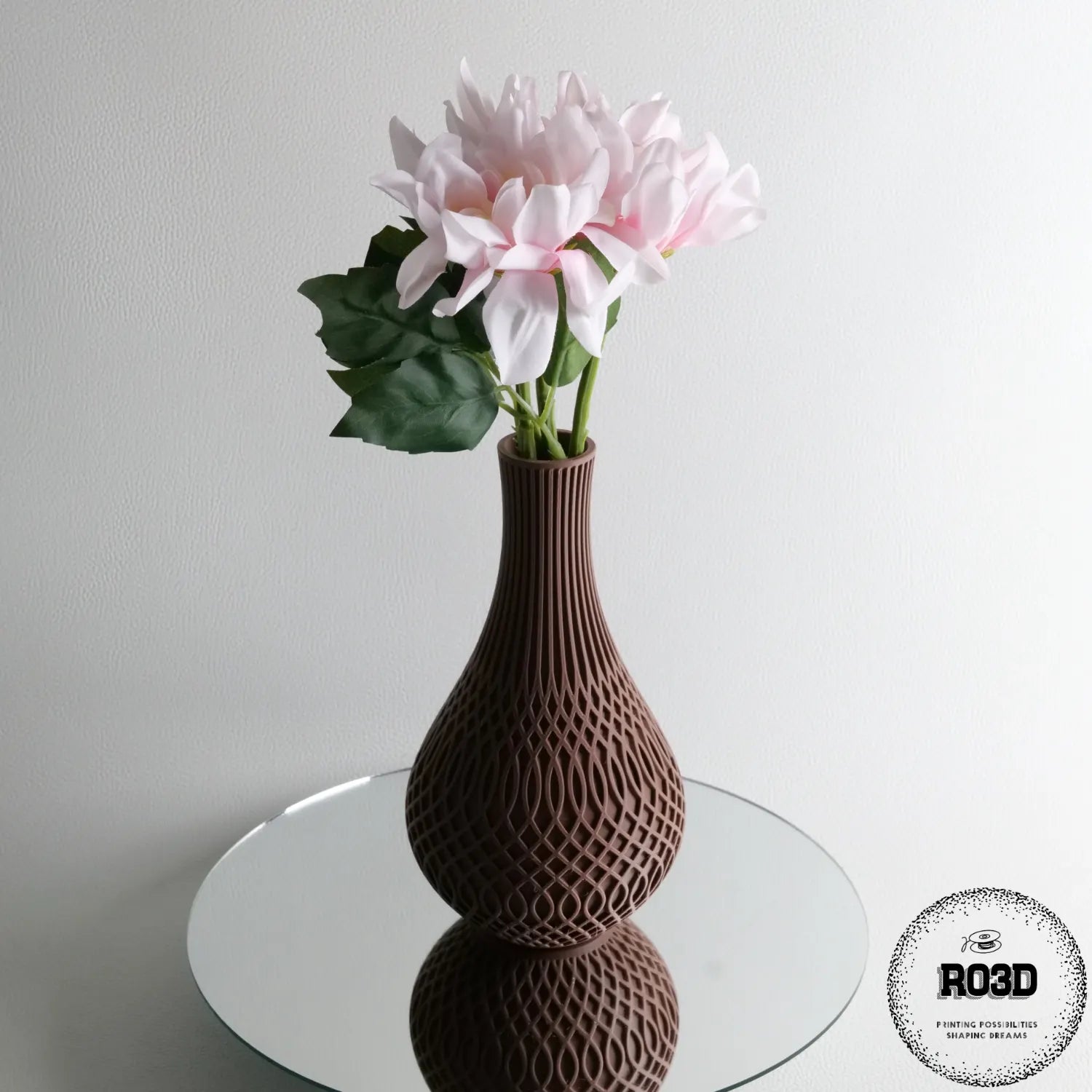 Vaza Inflect - Vază Decorativă 3D Geometric Modern, vedere perspectivă cu linii curbe distinctive