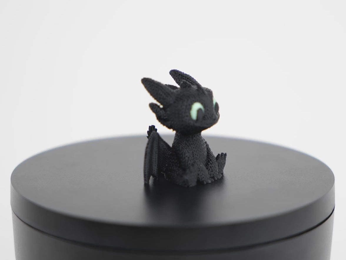Toothless Night Fury dragon 3D - demonstrație figurină fantasy, Night Fury în acțiune cu aripi și detalii

