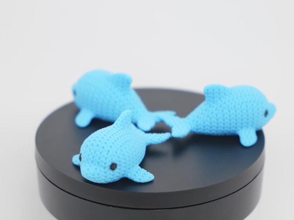 Videoclip prezentare Knitted Dolphin - figurină delfin croșetat printat 3D, rotație 360 grade arătând detaliile texturii knitted și finisajul premium
