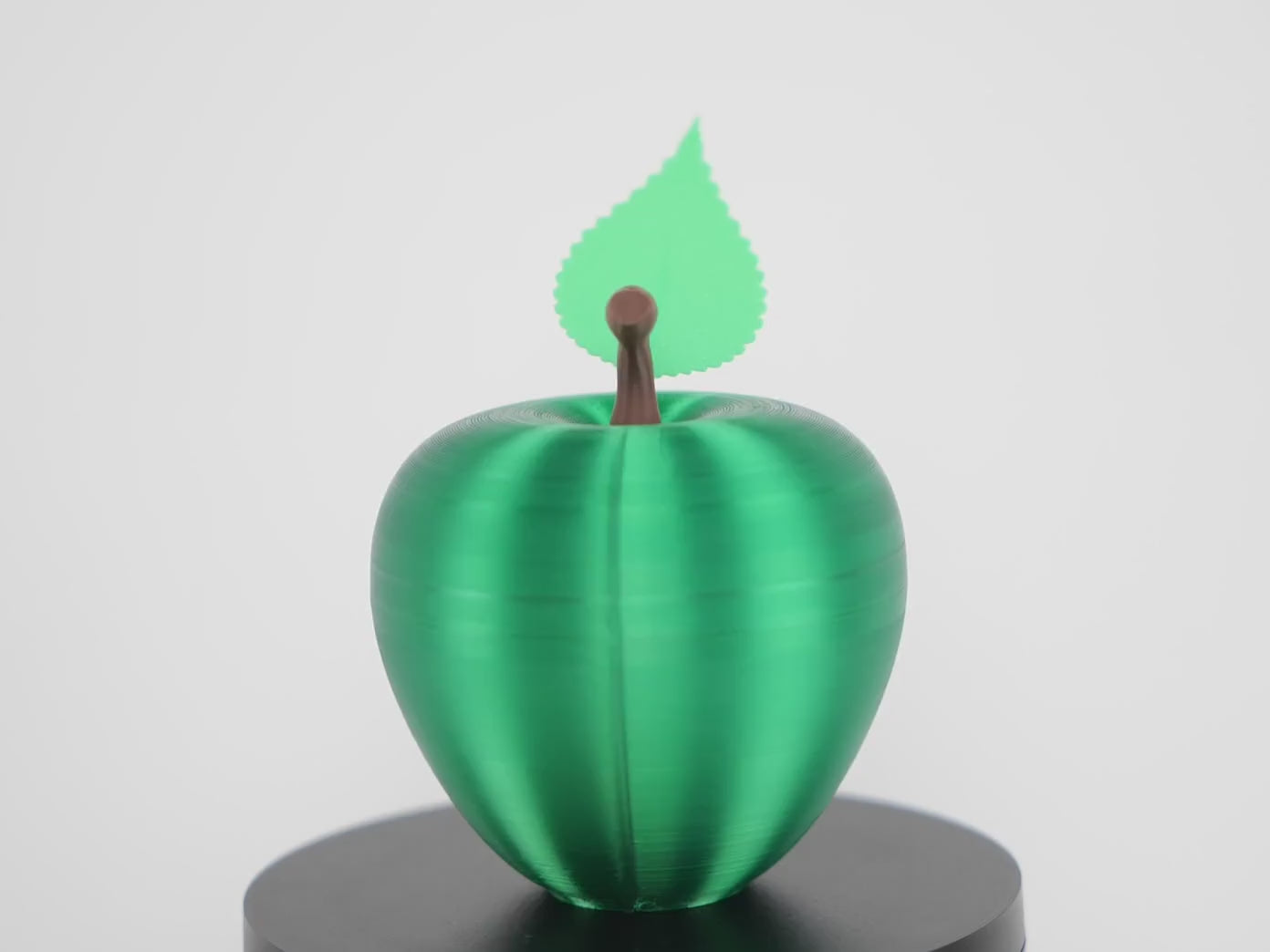 Apple Container 3D în Acțiune - Demonstrație Omidă Flexibilă și Culori Disponibile. Măr decorativ printat 3D în România de RO3D