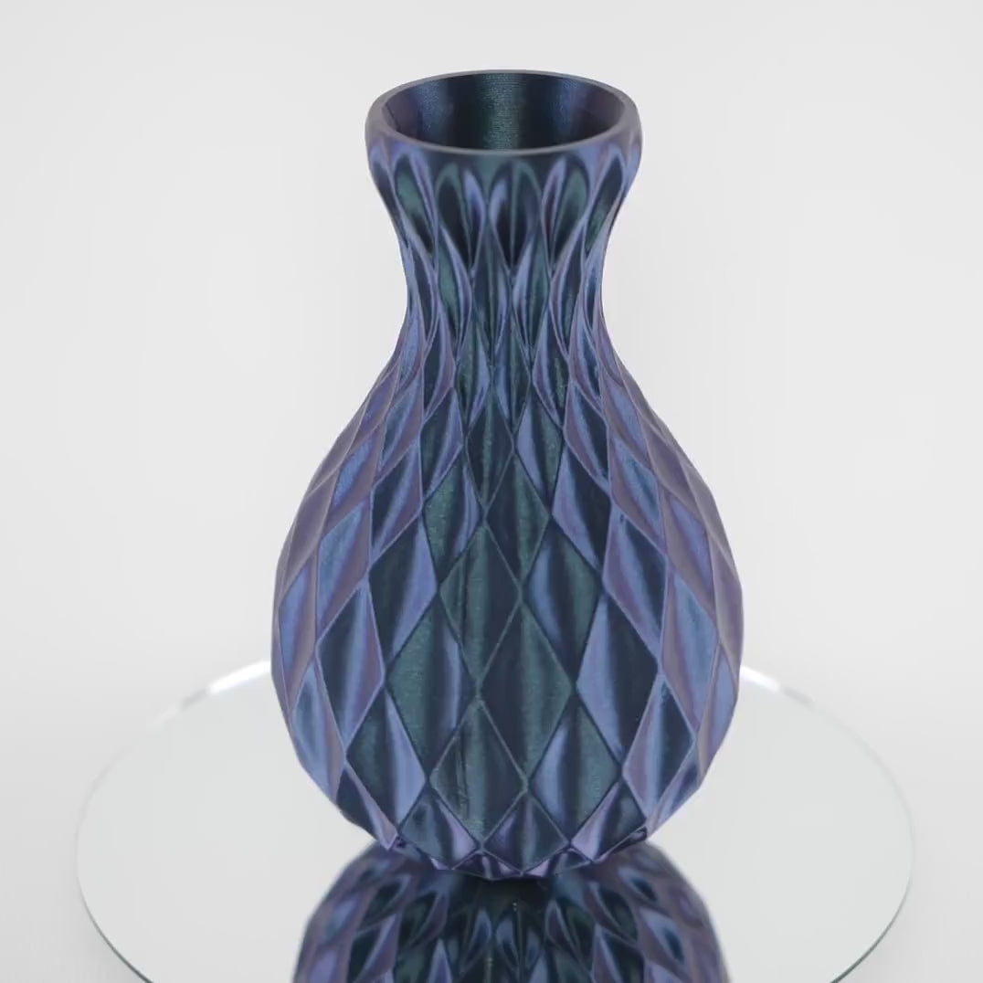 Facet Diamond - prezentare video vază decorativă 3D geometric cu design diamant fațetat, rotație 360 grade vază modernă cu linii cristaloide, printată 3D în România