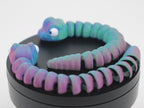 Descoperă cum articulațiile flexibile ale Flexi Baby Snake permit infinite poziții creative. Figură premium printată 3D în România de RO3D
