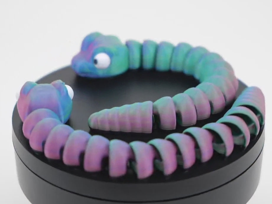 Descoperă cum articulațiile flexibile ale Flexi Baby Snake permit infinite poziții creative. Figură premium printată 3D în România de RO3D