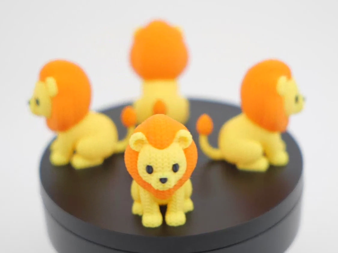 Knitted Lion în Acțiune - Demonstrație Articulații Flexibile și Textură Croșetată 360°. Leu premium printat 3D în România de RO3D.