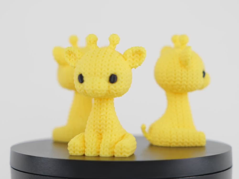 Knitted Giraffe girafă croșetată 3D - demonstrație detalii textile, textură croșetată și design handmade adorabil

